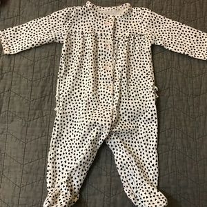 Ruffle bottom sleep and play